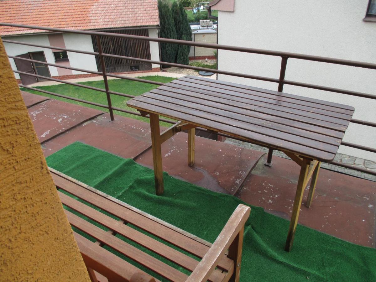 Rd Cerncin Bucovice Apartment Exterior foto